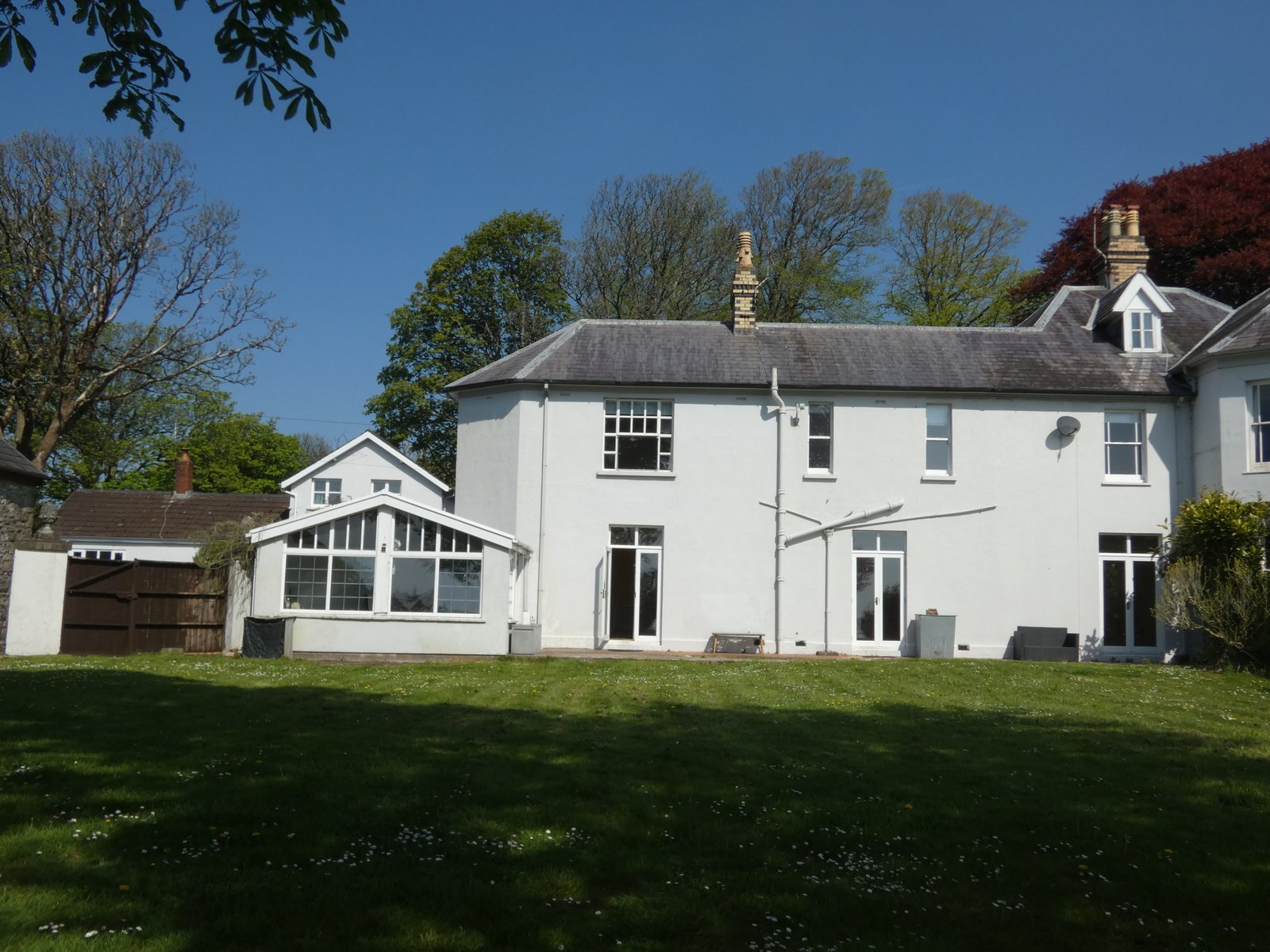 P1070174 Herberts Lodge – Elegant Historical Home with Private Grounds (To Let)