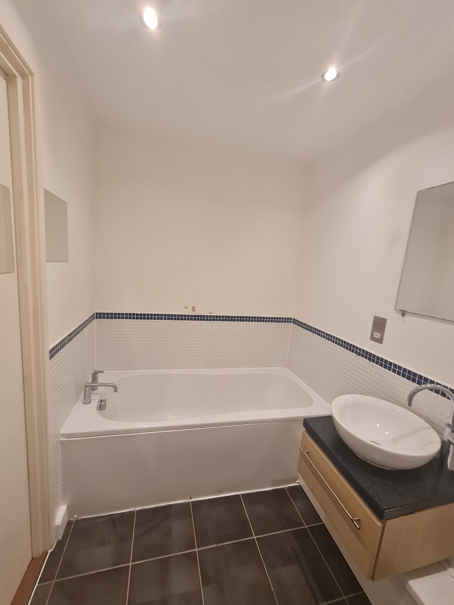 WhatsApp Image 2026-07-02 at 13.39.11 (7) 2 Bedroom Apartment For Sale – Swansea. SA1